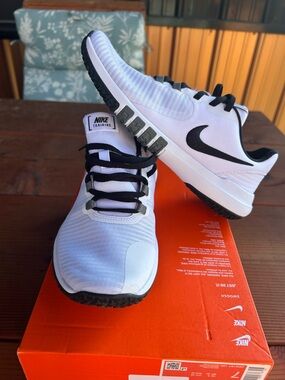 Nike White & Black Lightweight Training Shoes